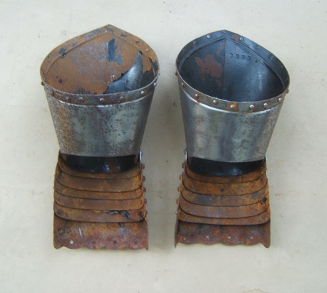 A VERY FINE VICTORIAN ERA ARMOURERS COPY OF MID 16TH CENTURY GERMAN PAIR OF GAUNTLETS ca. 1900 front