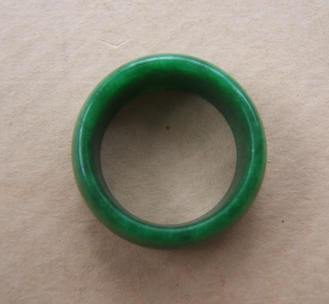 A VERY FINE 18th/19th CENTURY CHINESE GREEN JADE/JADITE ARCHERS RING, ca. 1800 front