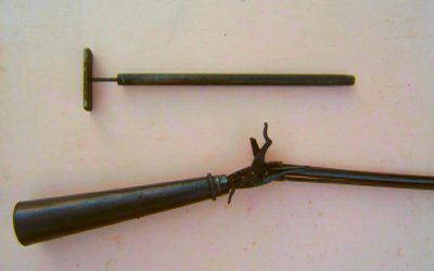 A VERY RARE 18TH CENTURY GERMAN or AUSTRIAN RESERVOIR-BUTT AIR GUN w/ ITS ORIGINAL PUMP, ca. 1780-1800 view 3