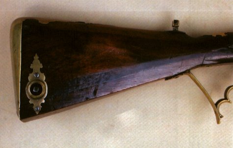 A VERY RARE 18TH CENTURY GERMAN or AUSTRIAN RESERVOIR-BUTT AIR GUN w/ ITS ORIGINAL PUMP, ca. 1780-1800 view 2