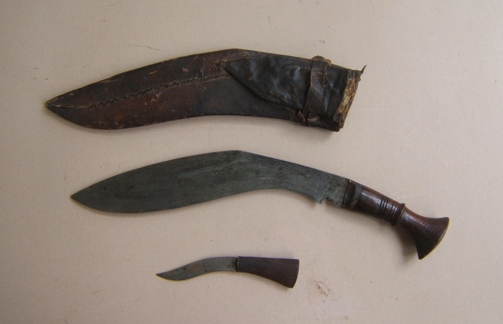 A FINE LATE 19TH CENTURY NEPALESE GURKHA KUKRI KNIFE & SCABBARB, ca. 1880 view 2