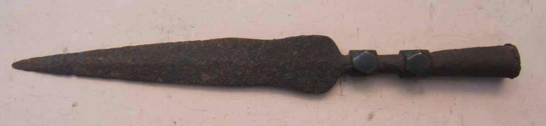 A GOOD 18th CENTURY INDO-PERSIAN PARTISAN STYLE SPEAR/LANCE HEAD, ca. 1750s view2