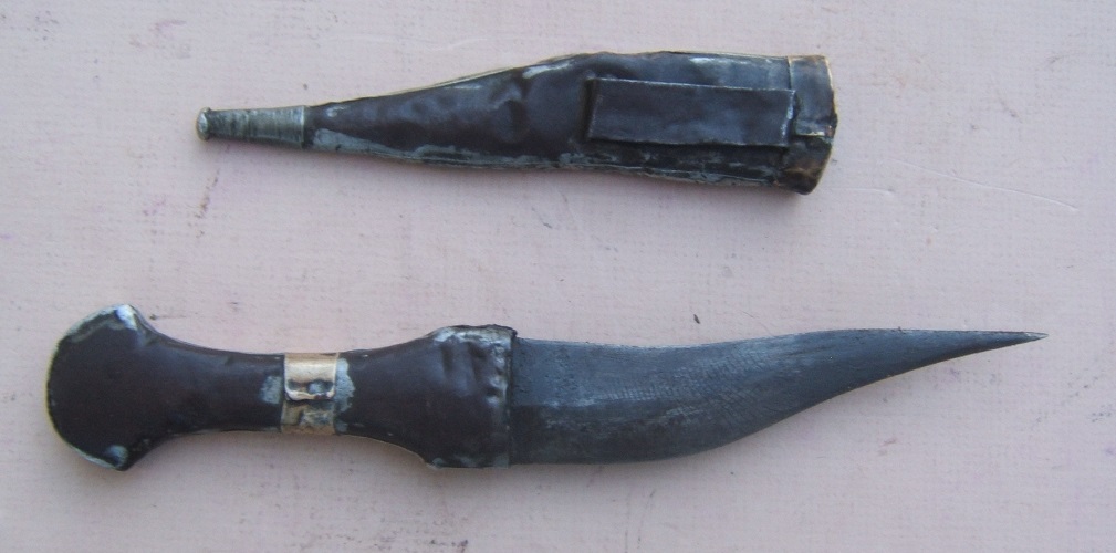 A VERY GOOD LATE 19th CENTURY ARABIAN SILVER MOUNTED JAMBIYA DAGGER & MATCHING SCABBARD, ca. 1890view2