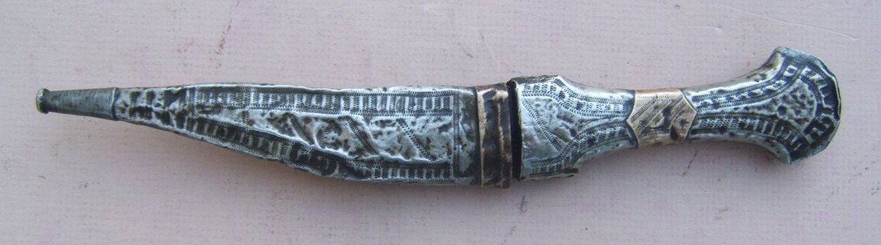 A VERY GOOD LATE 19th CENTURY ARABIAN SILVER MOUNTED JAMBIYA DAGGER & MATCHING SCABBARD, ca. 1890 view3