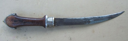 A VERY GOOD LATE 19th/EARLY 20th CENTURY MOROCCAN JAMBIYA WITH DECORATIVE BRASS & SILVER SCABBARD, ca. 1890 view2