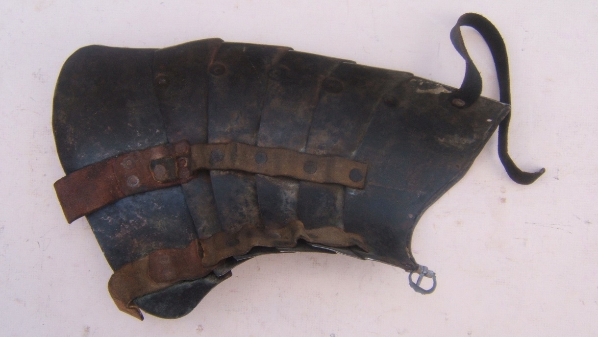 A VERY GOOD  16TH CENTURY GERMAN RIGHT SPAULDER (ARM-DEFENSE), ca. 1580  front