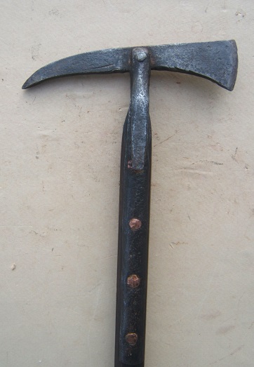 A VERY GOOD EARLY 17th CENTURY GERMAN/EASTERN EUROPEAN MILITARY HORSEMANS FIGHTING AXE, ca. 1600 front