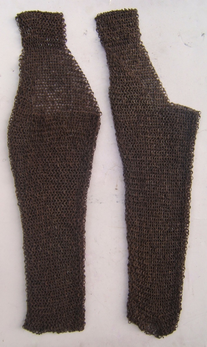 A VERY GOOD+ PAIR OF MID-19th CENTURY INDIAN (MOGHUL)/INDO-PERSIAN CHAINMAIL LEG-DEFENSES CHAUSSES, ca. 1850 front