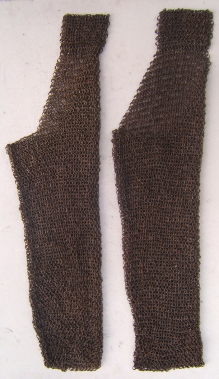 A VERY GOOD+ PAIR OF MID-19th CENTURY INDIAN (MOGHUL)/INDO-PERSIAN CHAINMAIL LEG-DEFENSES CHAUSSES, ca. 1850 front