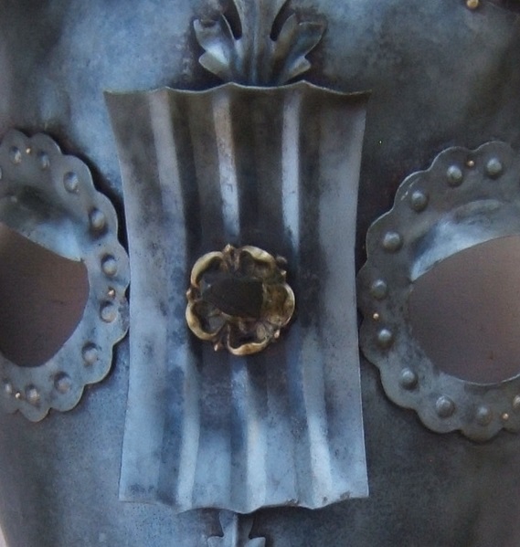 A VERY GOOD 19th CENTURY/VICTORIAN PERIOD COPY OF A 15TH/16TH CENTURY GERMAN CHAFFRON/CHAMFRON (HORSE ARMOUR), ca. 1900 front