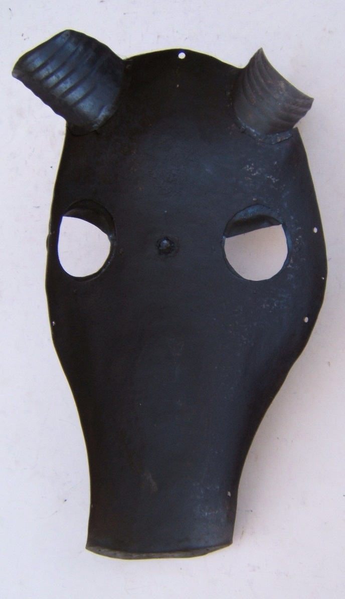 A VERY GOOD 19th CENTURY/VICTORIAN PERIOD COPY OF A 15TH/16TH CENTURY GERMAN CHAFFRON/CHAMFRON (HORSE ARMOUR), ca. 1900 front