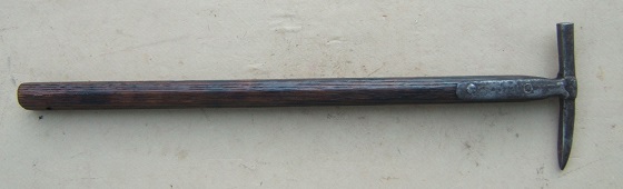 A VERY GOOD 17TH CENTURY EASTERN EUROPEAN (POLISH?) HORSEMAN'S HAMMER, ca. 1650 front