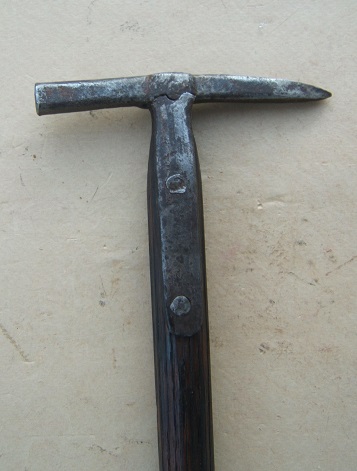 A VERY GOOD 17TH CENTURY EASTERN EUROPEAN (POLISH?) HORSEMAN'S HAMMER, ca. 1650 front