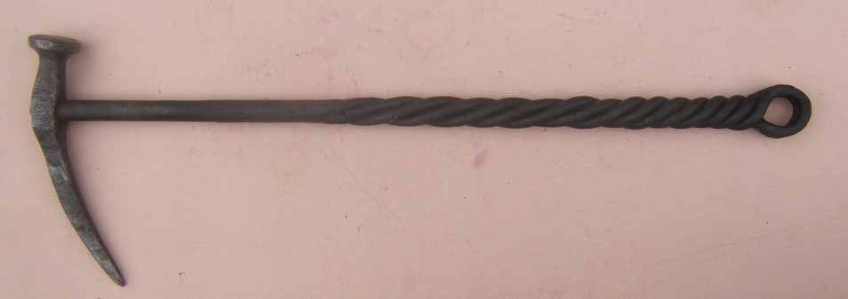A VERY GOOD LARGE-SIZE 17TH CENTURY GERMAN/HUNGARIAN WAR-HAMMER, ca. 1650 (on VICTORIAN PERIOD WROUGHT IRON HAFT front