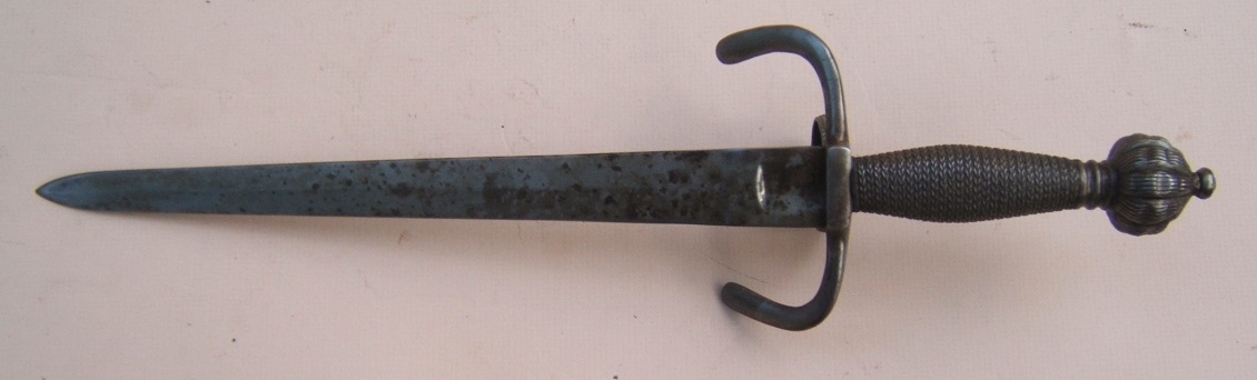 A VERY GOOD LATE VICTORIAN/EDWARDIAN PERIOD COPY OF A GERMAN/ITALIAN MID-16TH CENTURY MAIN-GAUCHE/LEFT-HAND DAGGER, ca. 1920 front