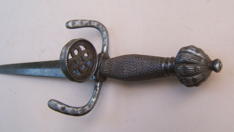 A VERY GOOD LATE VICTORIAN/EDWARDIAN PERIOD COPY OF A GERMAN/ITALIAN MID-16TH CENTURY MAIN-GAUCHE/LEFT-HAND DAGGER, ca. 1920 front