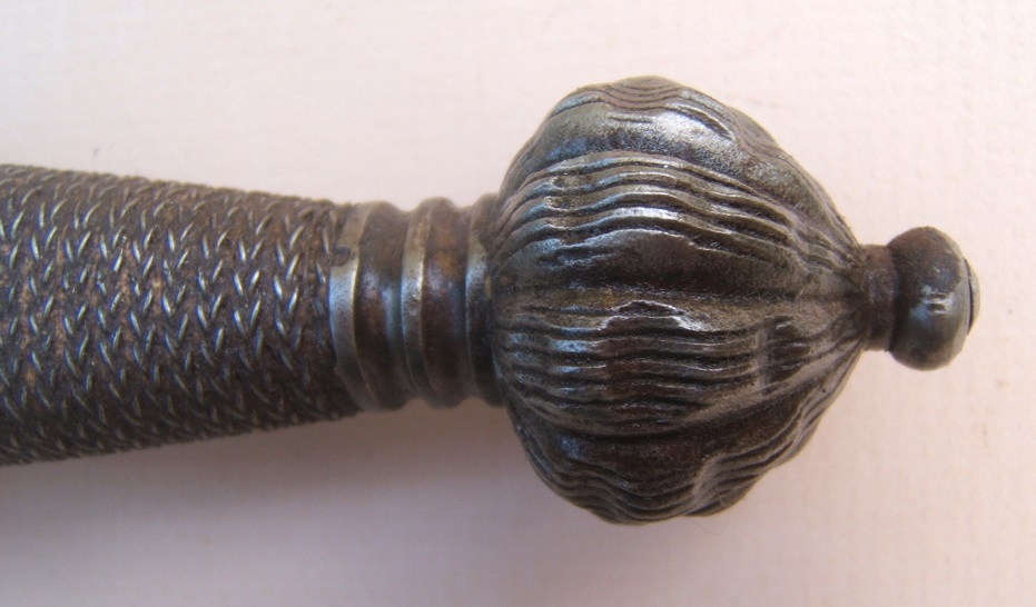 A VERY GOOD LATE VICTORIAN/EDWARDIAN PERIOD COPY OF A GERMAN/ITALIAN MID-16TH CENTURY MAIN-GAUCHE/LEFT-HAND DAGGER, ca. 1920front