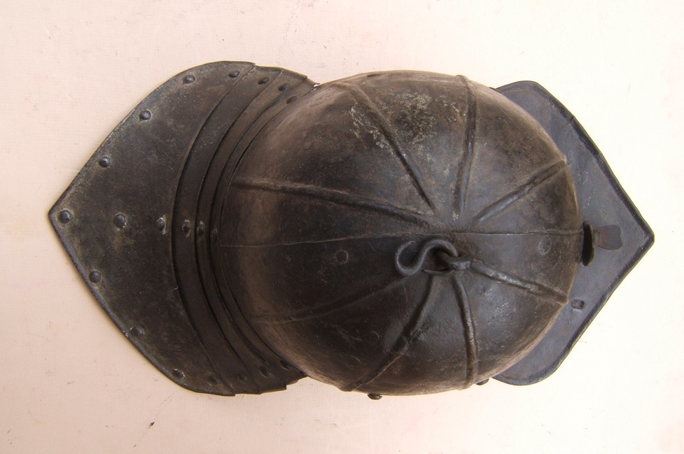 A VERY GOOD UNTOUCHED THIRTY YEARS WAR/ENGLISH CIVIL WAR PERIOD ENGLISH/DUTCH LOBSTER-TAIL POT HELMET, ca. 1620