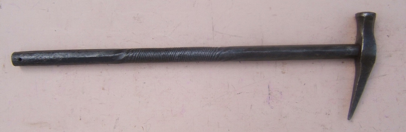 A VERY GOOD 17TH CENTURY EASTERN EUROPEAN (POLISH/HUNGARIAN) ALL-STEEL  WAR-HAMMER, ca. 1650 front