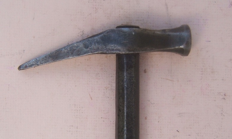 A VERY GOOD 17TH CENTURY EASTERN EUROPEAN (POLISH/HUNGARIAN) ALL-STEEL  WAR-HAMMER, ca. 1650 front