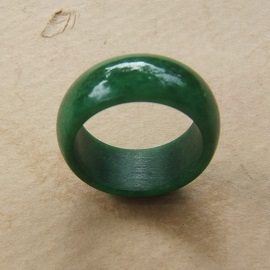 A VERY FINE 18th/19th CENTURY CHINESE GREEN JADE/JADITE ARCHERS RING, ca. 1800