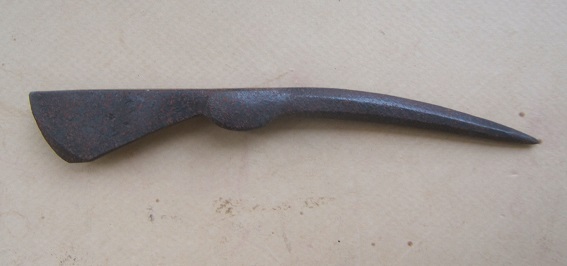 A VERY 17th CENTURY GERMAN/EASTERN EUROPEAN MILITARY HORSEMANS FIGHTING AXE-HEAD, ca. 1650 front