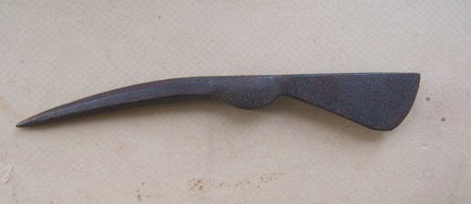 A VERY 17th CENTURY GERMAN/EASTERN EUROPEAN MILITARY HORSEMANS FIGHTING AXE-HEAD, ca. 1650 front