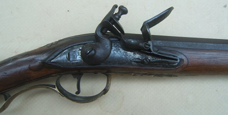 A FINE QUALITY MID 18TH CENTURY FRENCH BRONZE MOUNTED FLINTLOCK FOWLER, ca. 1750 view 3