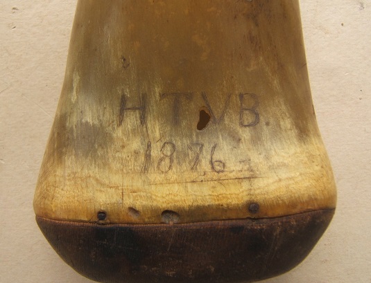 A VERY GOOD 19th CENTURY AMERICAN INDIAN WAR PERIOD OWNER-INSCRIBED POWDER HORN, dtd. 1876 view 2