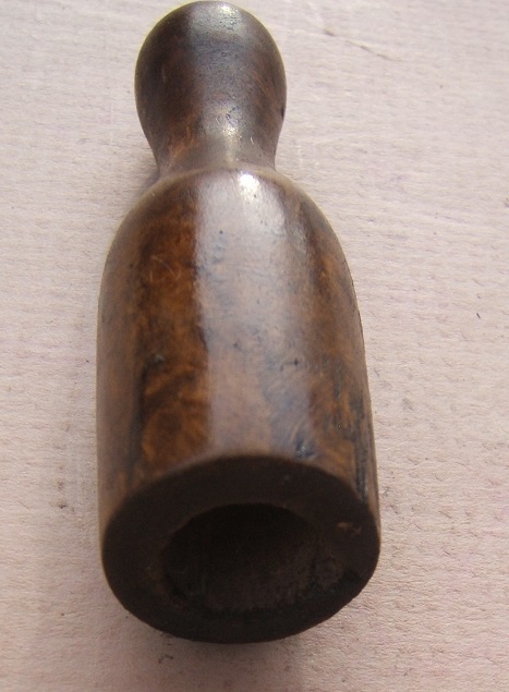 A VERY GOOD AMERICAN REVOLUTIONARY WAR PERIOD LEATHER BALL -BAG/POUCH w/ POWDER-MEASURE, ca. 1770 view 3