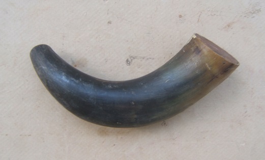 A MID 19th CENTURY AMERICAN RIFLE-TYPE POWDER HORN, ca. 1830-1850 view 1