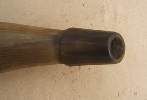 A SCARCE COLONIAL AMERICAN/REVOLUTIONARY WAR PERIOD MAGAZINE-SIZE POWDER HORN, ca. 1770 view 2