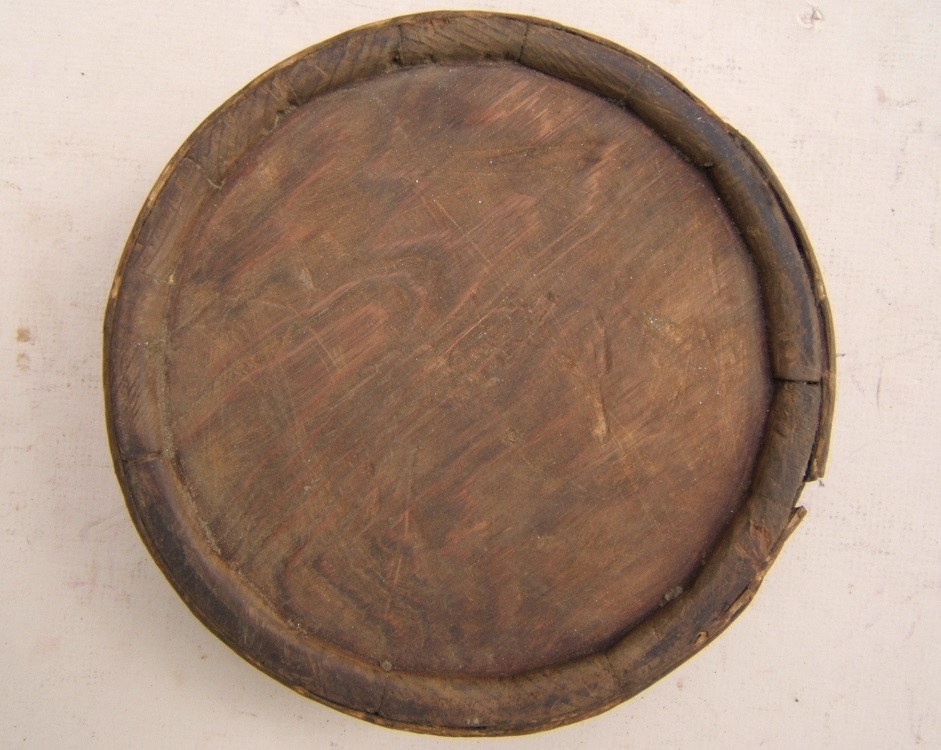  A VERY GOOD AMERICAN REVOLUTIONARY WAR PERIOD AMERICAN SOLDIER'S CHEESEBOX TYPE CANTEEN, ca. 1770 view 2