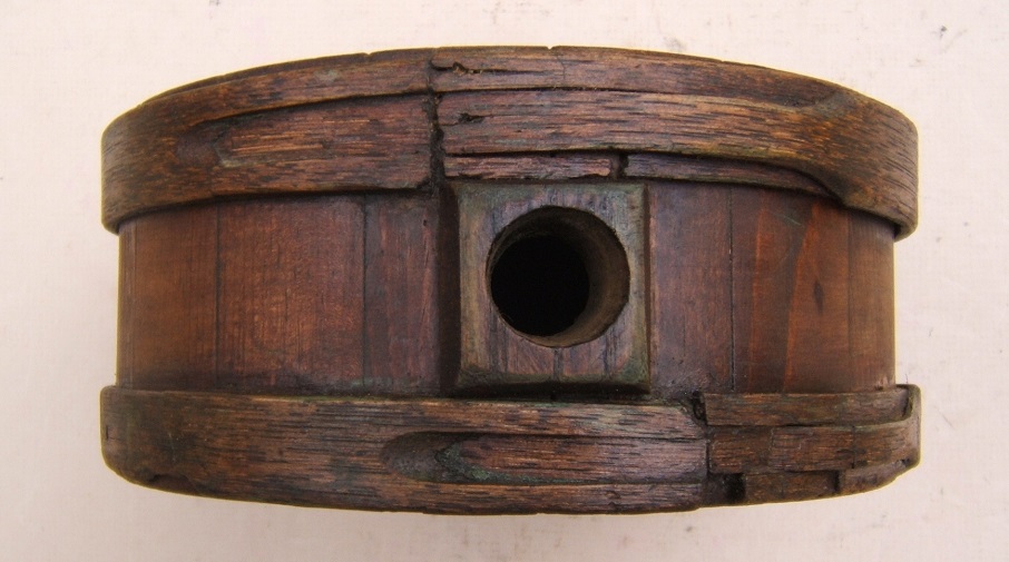  A VERY GOOD AMERICAN REVOLUTIONARY WAR PERIOD AMERICAN SOLDIER'S CHEESEBOX TYPE CANTEEN, ca. 1770 view 3