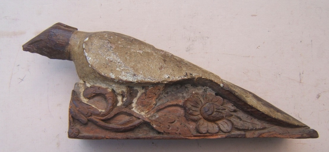 A VERY GOOD 18TH/19TH CENTURY SPANISH COLONIAL CARVING OF A BIRD, ca. 1780-1840 view 2