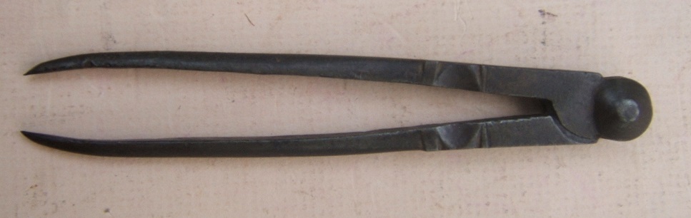 A VERY GOOD PAIR OF 18TH CENTURY MACHINIST'S/GUNSMITH'S DIVIDERS, ca. 1770 view2