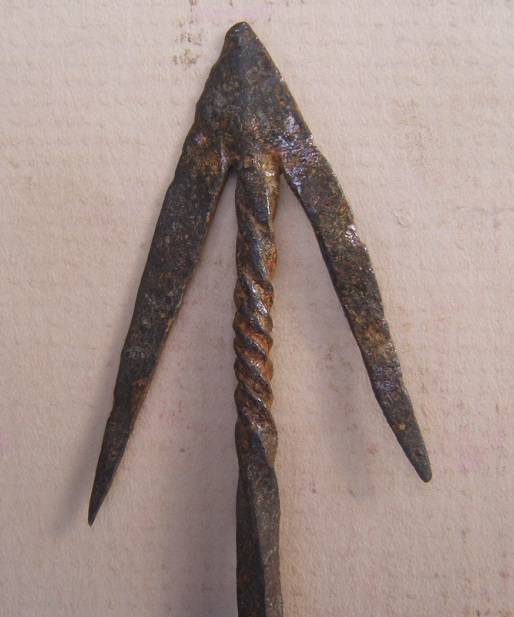 A FINE ANCIENT ROMAN WROUGHT IRON ARROWHEAD, ca. 150 AD