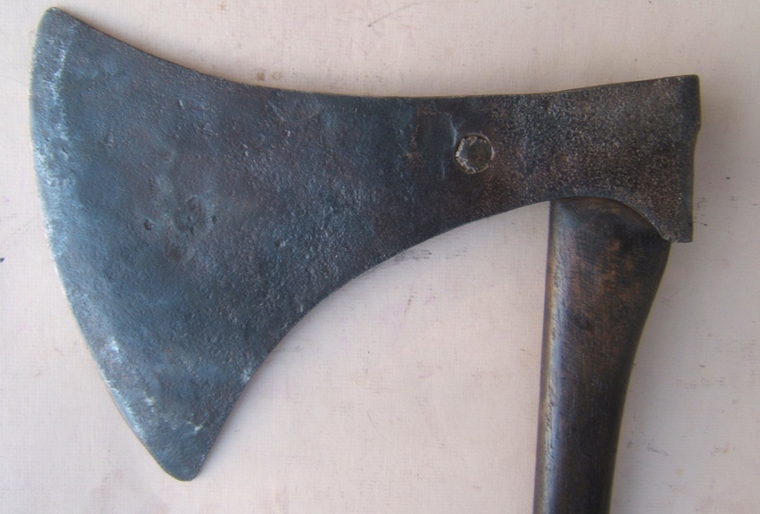 A VERY GOOD EARLY 17TH CENTURY EUROPEAN (GERMAN?) BATTLE-AXE, ca. 1600 view 3