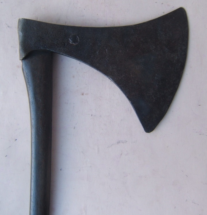 A VERY GOOD EARLY 17TH CENTURY EUROPEAN (GERMAN?) BATTLE-AXE, ca. 1600 view 4