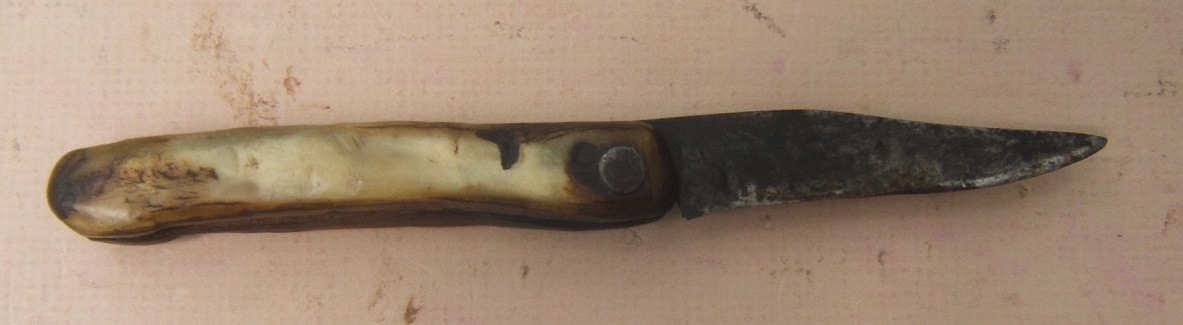 A VERY GOOD COLONIAL/AMERICAN REVOLUTIONARY WAR PERIOD AMERICAN FOLDING POCKET-KNIFE WITH CARVED COW-HORN GRIP, ca. 1760 view 1