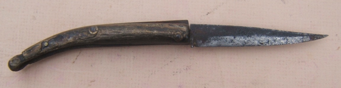A VERY GOOD COLONIAL/AMERICAN REVOLUTIONARY WAR PERIOD FOLDING POCKET-KNIFE WITH CARVED HORN GRIP, ca. 1760 view 2