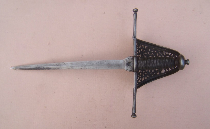 A GOOD 17th/th18th CENTURY SPANISH MAIN-GAUCHE/LEFT-HAND DAGGER, ca. 1690-1730 view 2