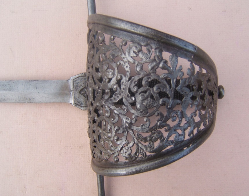 A GOOD 17th/th18th CENTURY SPANISH MAIN-GAUCHE/LEFT-HAND DAGGER, ca. 1690-1730 view 3